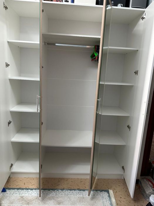 Продам распашной шкаф (шифоньер).