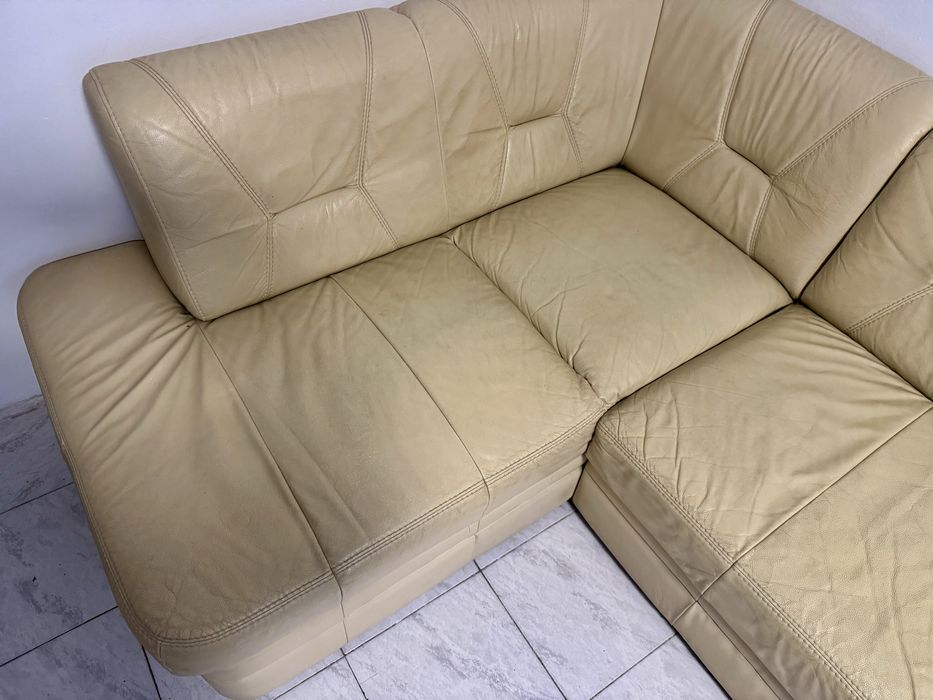 Coltar din piele naturala bej si 2 tabureti in stare buna toate