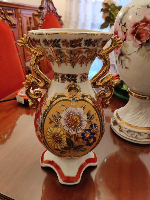 Vaze portelan romanesc lucrate manual Curtea de Arges / Cluj