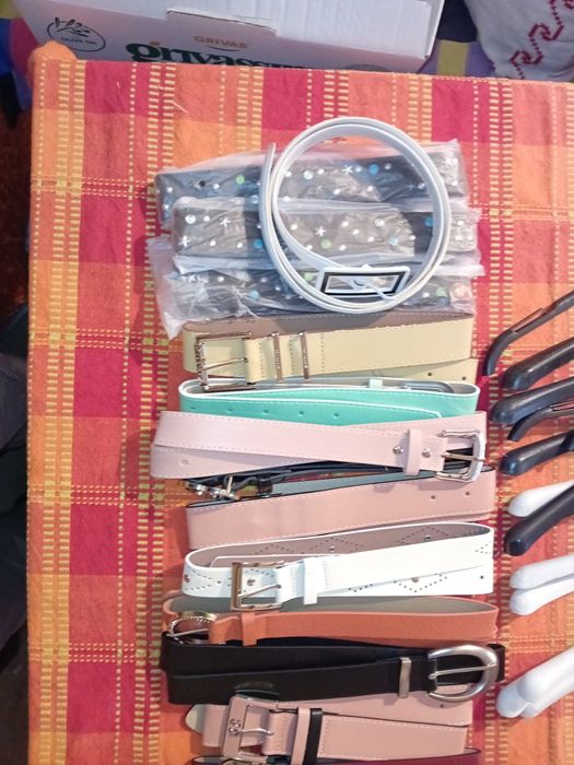 Колани нови различни видове и закачалка за дрехи
