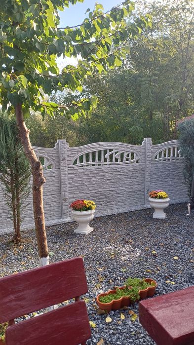 Gard  beton  plăci  și stâlpi