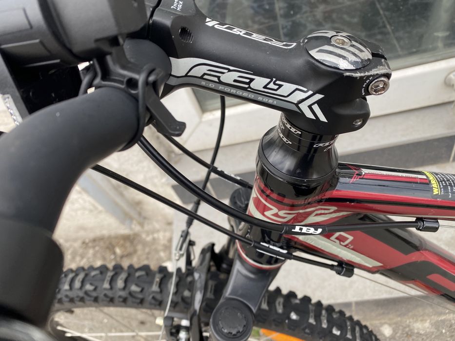 Bicicleta MTB din aluminiu Felt ca nouă, cu 18 viteze
