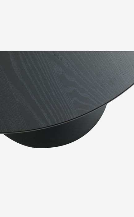 Черна кръгло трапезна маса