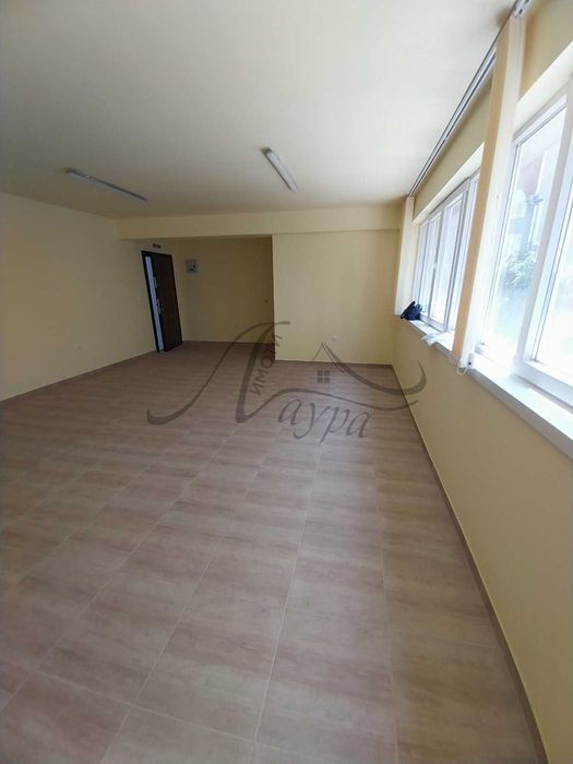 Дава се под наем Офис в Шумен, Център - 47 кв.м за 306 € - Снимка #2