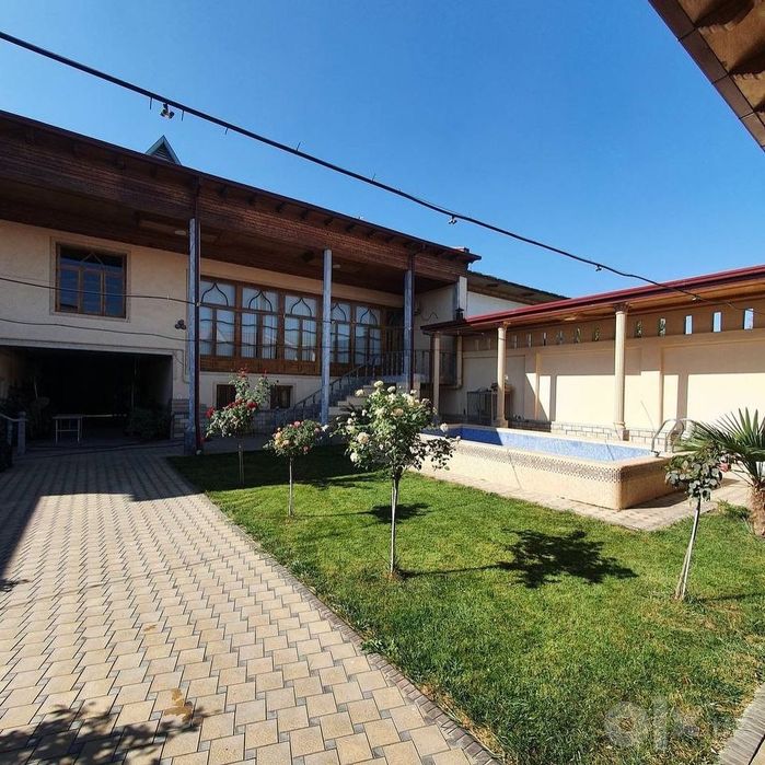 Hovli uy sotiladi