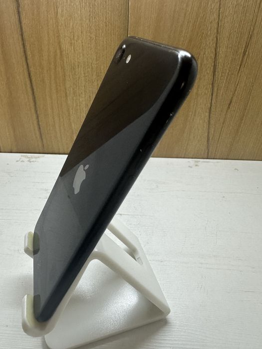 iPhone SE 64 GB Като Нов само за 125 евро