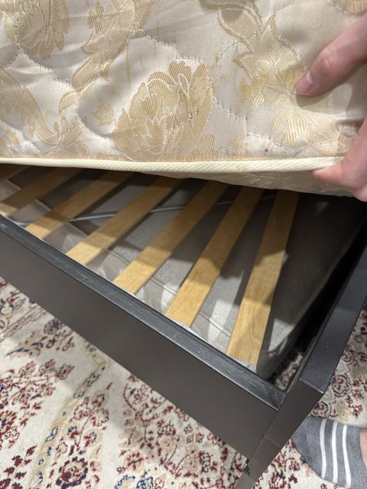 продам кровать с матрасом вместе! в подарок 4 стульев!