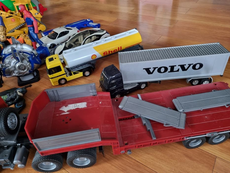 Продам набор игрушек после мальчика