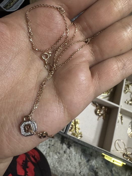 Золотая цепь с кулоном бриллиант