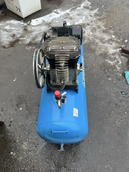 Compresor 300 l AIRMASTER cu piston 720/min cu 5,5 kw