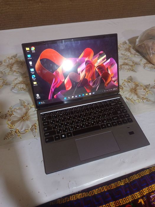 Noutbook 2ta ekranli