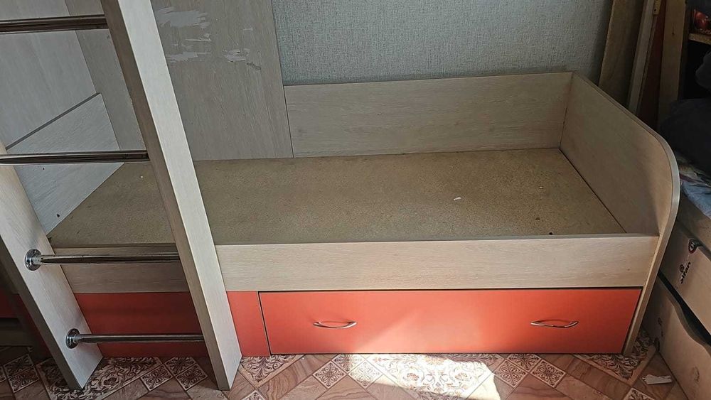 Кровать двухъярусная