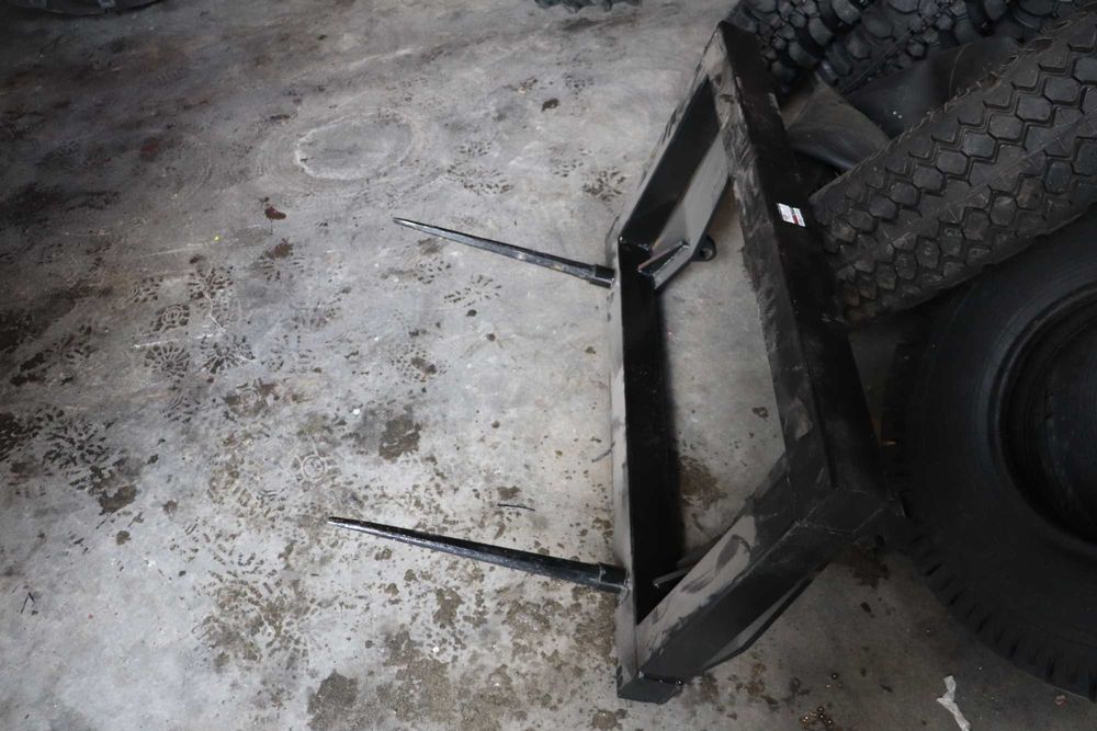 furca baloti prindere euro cu tepuse de 110 sau 80 cm distanta intre tepuse de 75cm sarcina 220kg incarcator frontal case fendt john deere deutz fiat