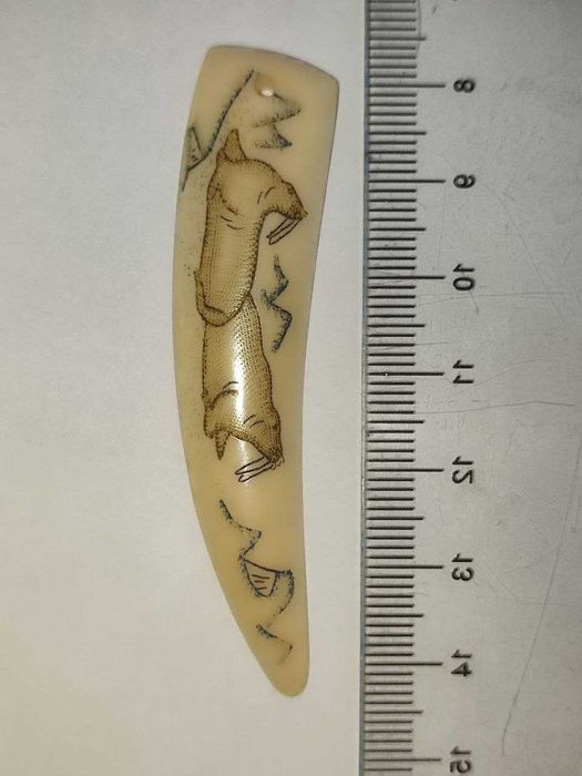 Брелок из кости моржа гравированный