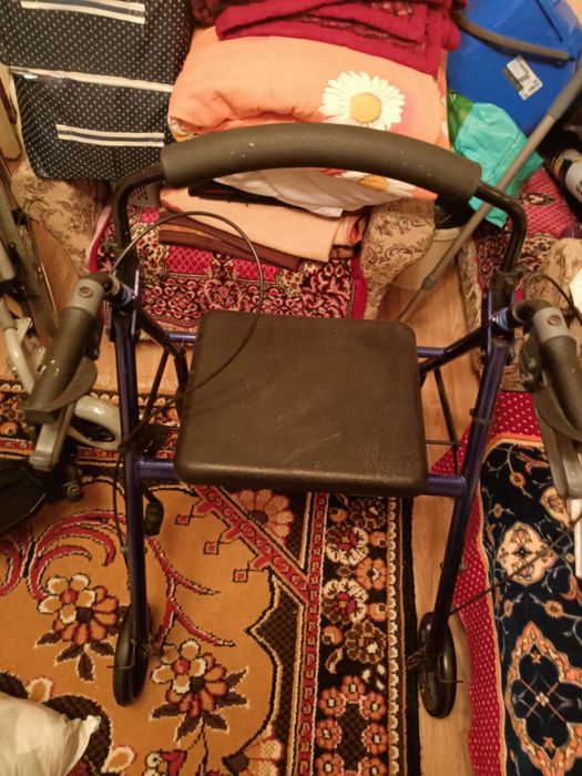 Cadru de mers (rolator) cu roți și șezut – stare foarte bună