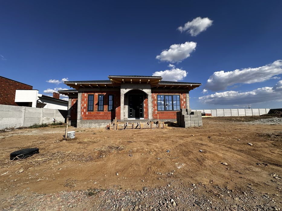 Casa parter, la rosu / Gaze, canalizare, curent si apa / zona Damila