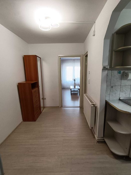 Ultracentral, Piața Victoriei, închiriez garsonieră de 32 mp, chiria este de 320 euro
