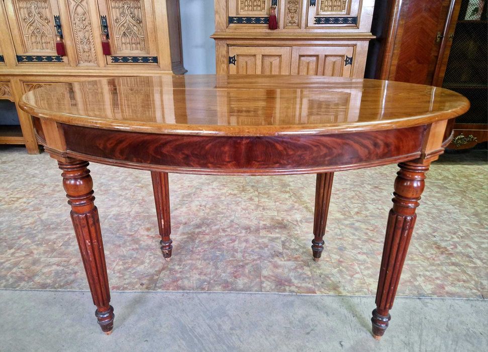 Овална трапезна маса от махагон в стил "ЛУИ XVI"