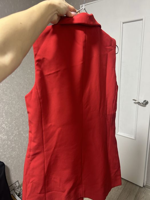 Продам жилет красный