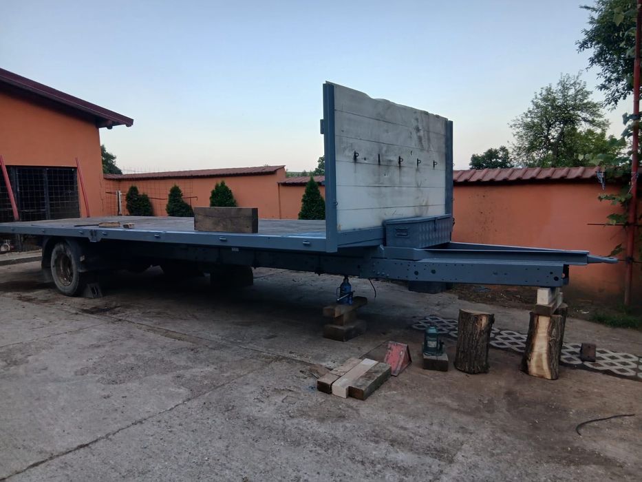 Trailer baloți remorcă agricolă foarte robustă, construită din șasiu de tir, ideală pentru transport baloți, dar și pentru multe alte lucrări agricole