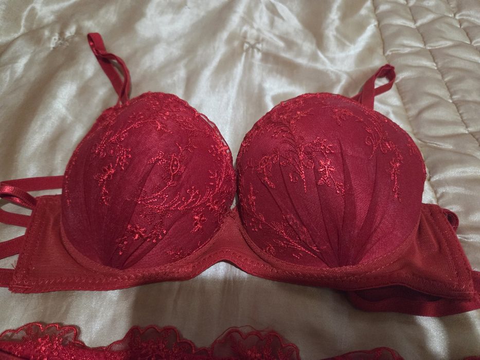 Set sutien și chiloți roșu nou mărime S-M