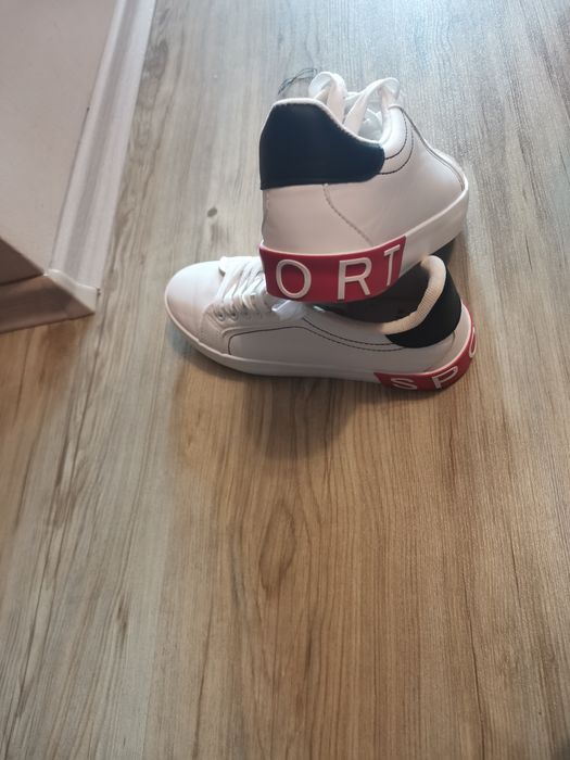 Спортни обувки бяло и черно