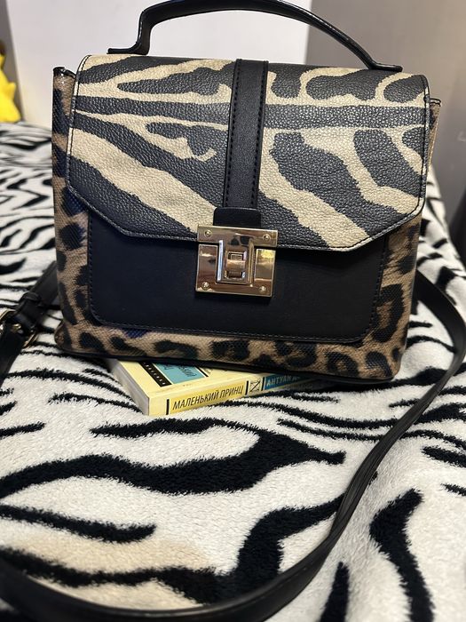 Продам сумку через плечо в отличном состояние п