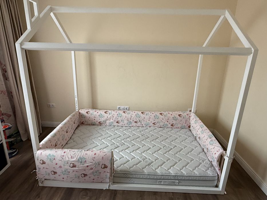 Pat tip Montessori casuta 200x140cm  Cu Saltea VitalCare cu două fețe de dormit