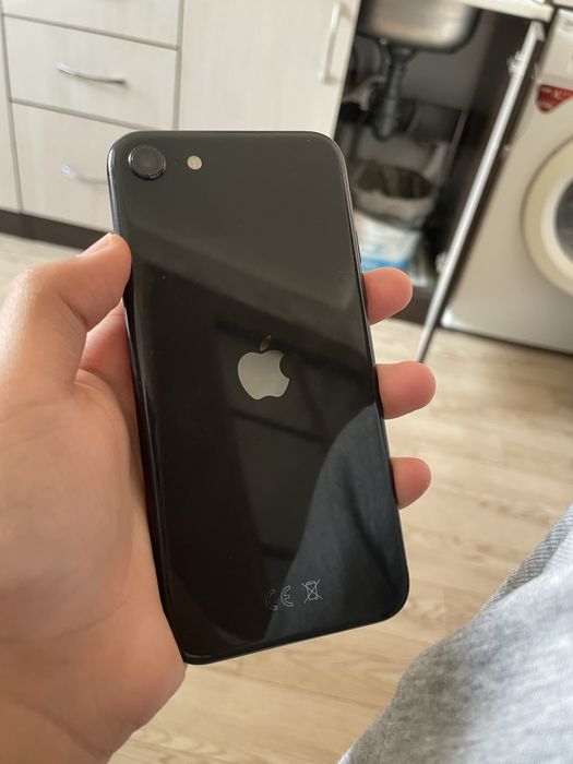 Айфон Се 2022 черный цвет