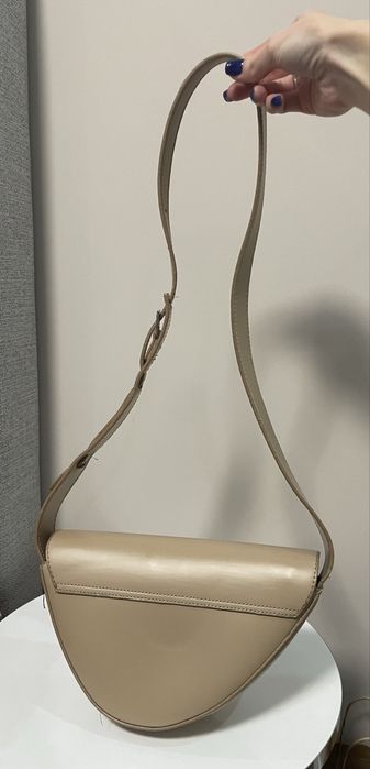 Бежова чанта през рамо