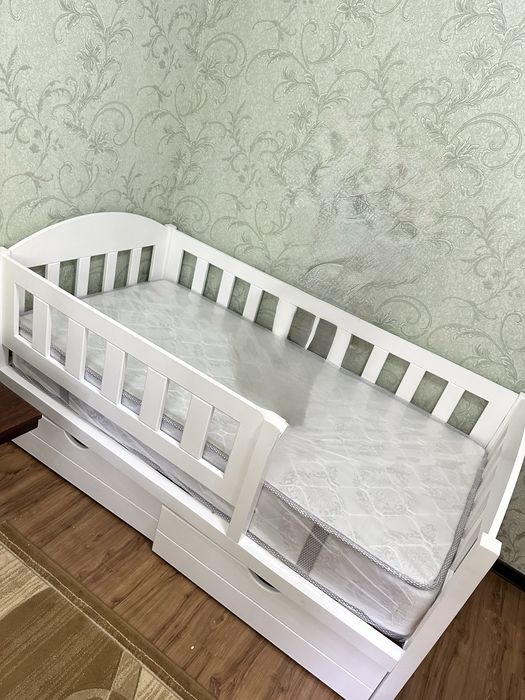 Детская кровать с бортиком