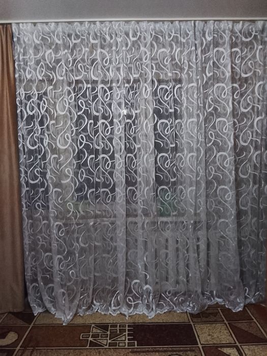 Продам тюль высота -2,50, ширина 5 метров, готовая с лентой, с прицепк
