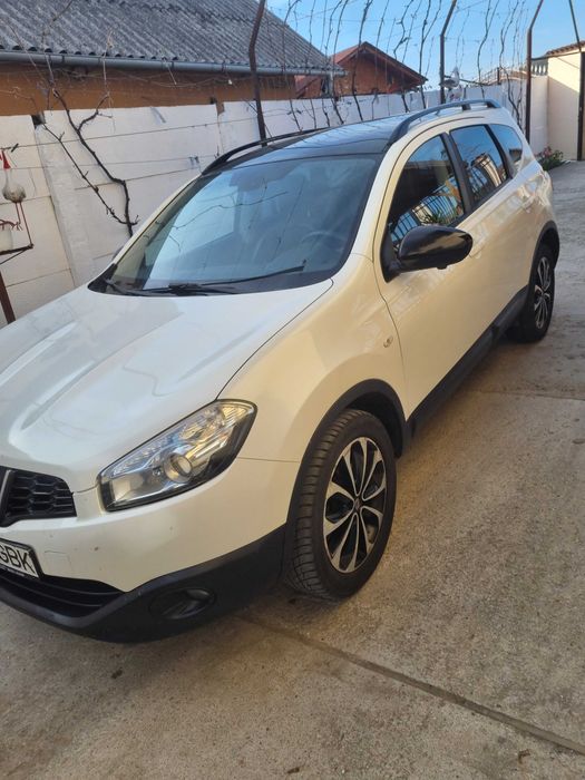 Vând Nissan Qashqai alb 5+2 130cp manuală!