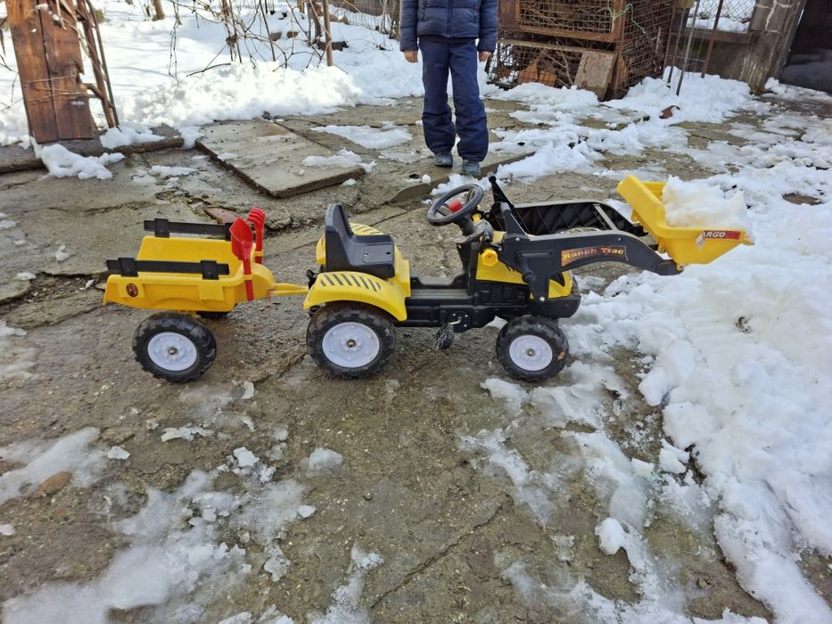 Tractor de pedalat pentru copii