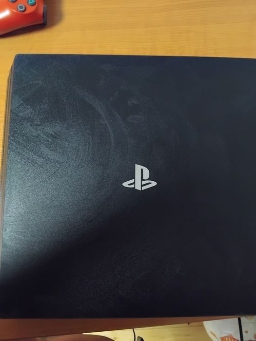 PS4 pro с джойстик и игри и безжично зариадно