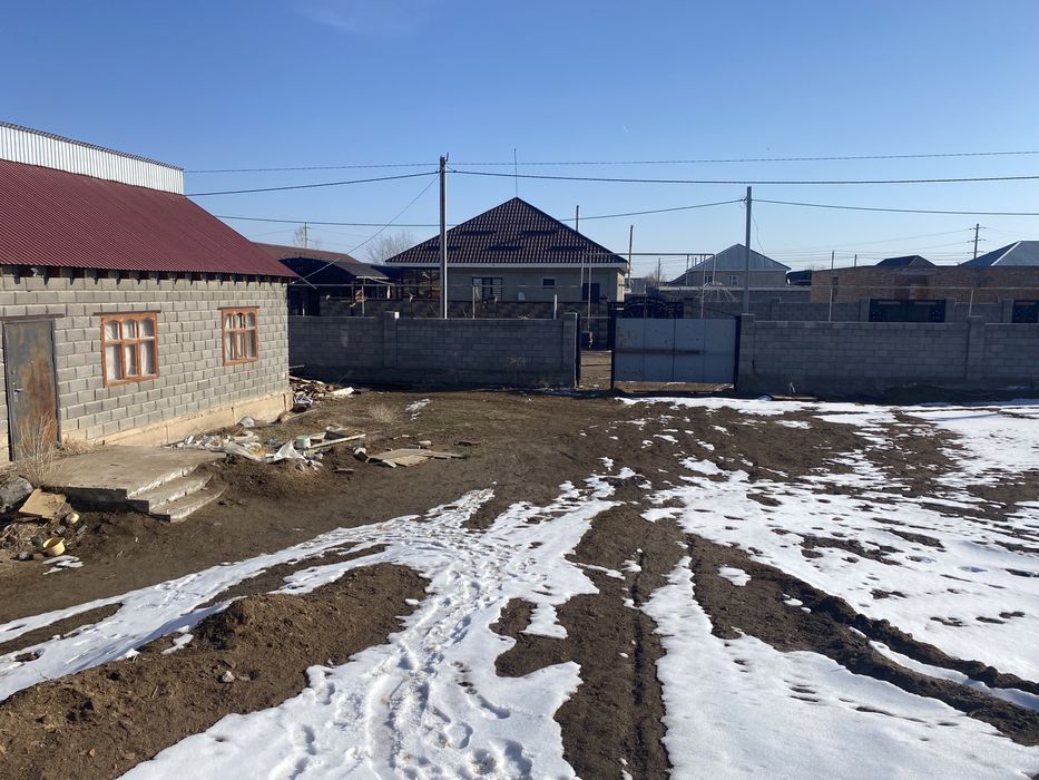 Продается не достроенный дом.