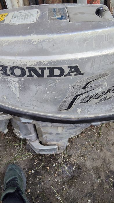 Vând sau schinb 2 motoare.Honda 9.9 și Jhonson 15 cp