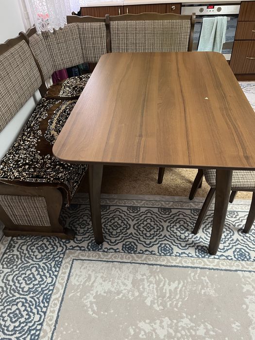 Кухонный стол со стульями