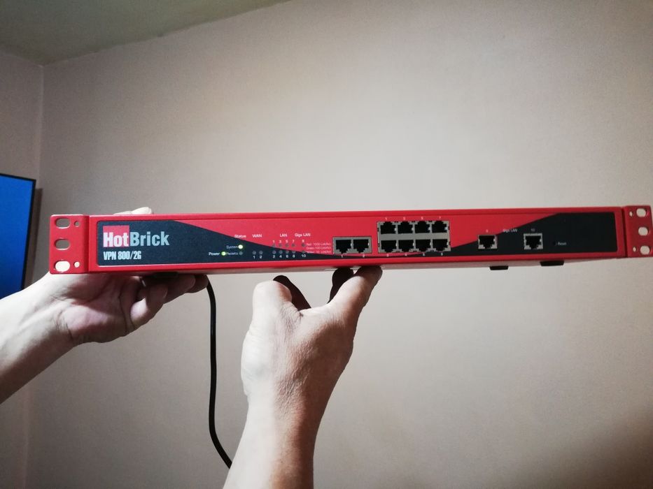 2 Switch-а и един Firewall - HP 1810-48G, D-Link DES-1024D, HotBrick VPN 800/2G