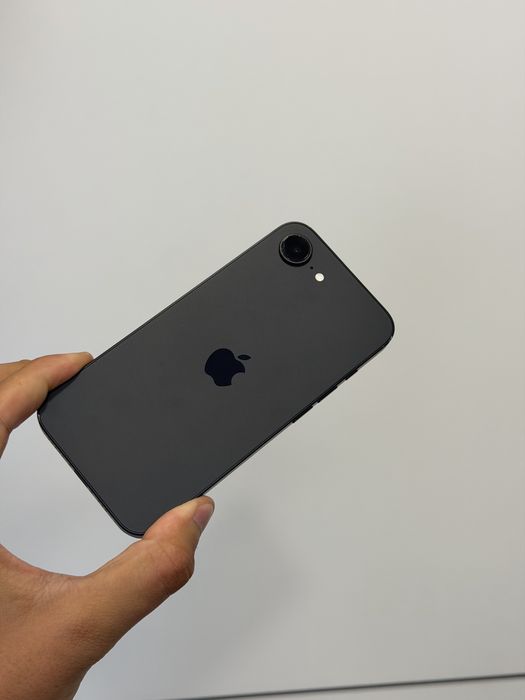 iPhone 16e - 8 цикъла