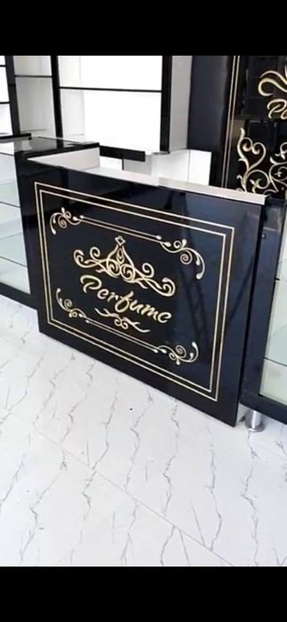 Витрина для парфюмерия