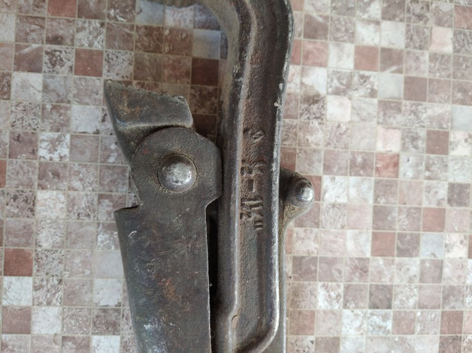 Ключ трубный разводной.