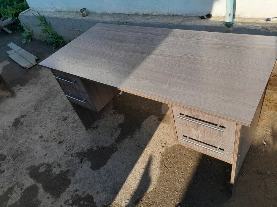 Продам два офисных стола