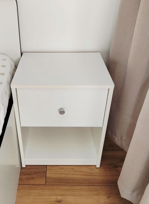 Set 2 noptiere albe cu sertar