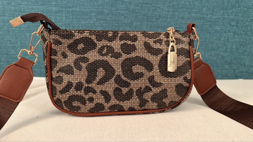 Чаета през рамо с деопардов принт