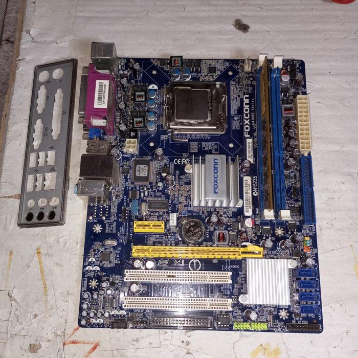 Комплект LGA775: Foxconn G41MXE + Core 2 Quad Q8300 + 2 ГБ DDR3