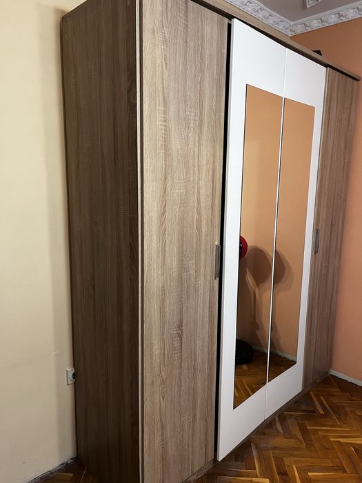 Четирикрилен гардероб