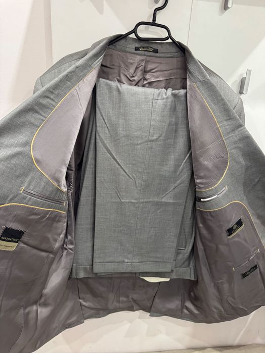 Италианският сив мъжки официален костюм включва сако и панталон