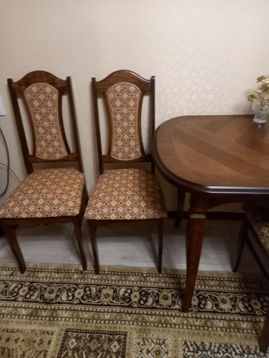 Стол со стульями для гостиной