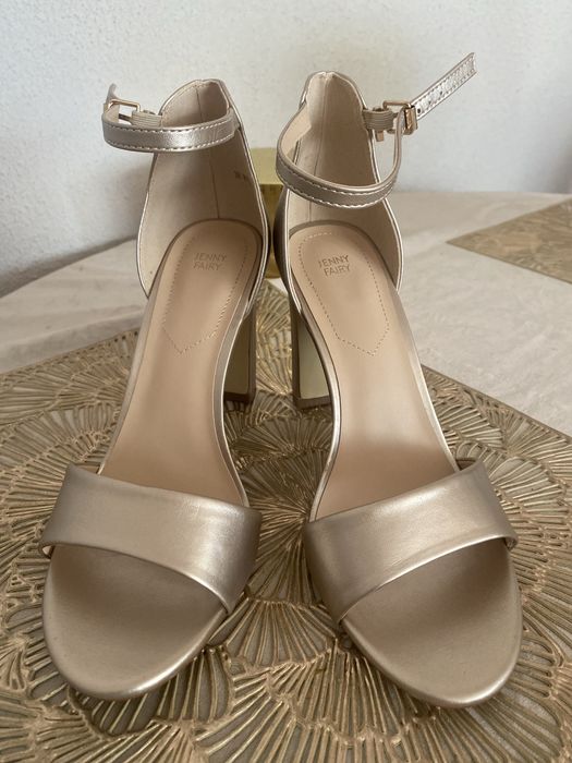 Чисто нови сандали на ток